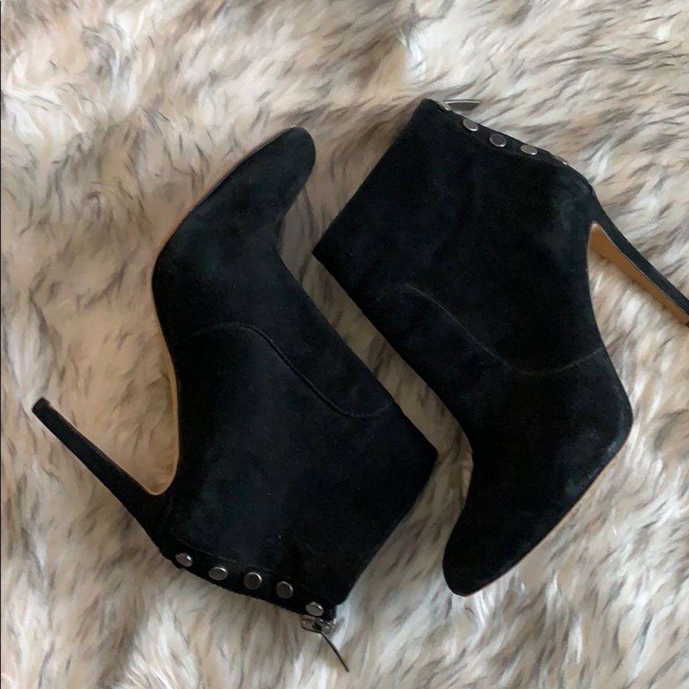 Vince Camuto Bustell black suede booties 6.5